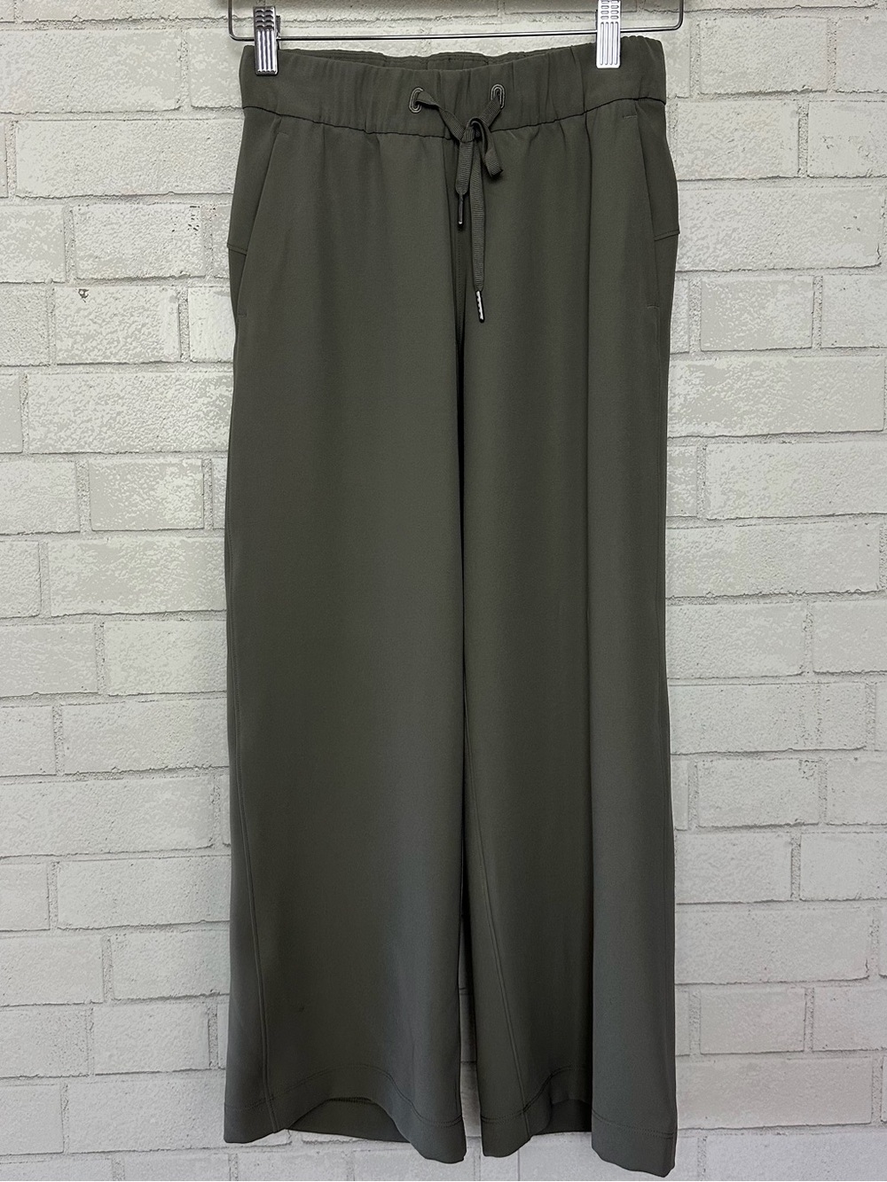 Lululemon ON THE FLY Wide Leg WOVEN 7/8 Pants Grey Sage Women’s 0 Travel